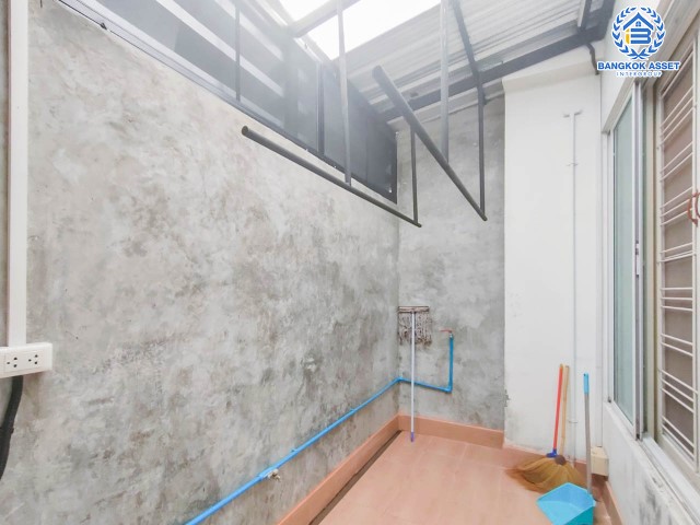 *****ทาวน์เฮ้าส์มือสองย่านกรุงเทพฯ ม.เดอะฟรอนท์ วัชรพล เนื้อที่กว้างขวางมากถึง 20.40 ตร.ว. ฟังก์ชัน 3 ห้องนอน 3 ห้องน้ำ ที่จอดรถ 1 คัน พร้อมเข้าอยู่ แถมฟรี! เครื่องปรับอากาศ 2 เครื่อง บนทำเลแห่งการเดินทาง เชื่อมต่อจุดขึ้นทางด่วน "วัชรพล" จองเลย!